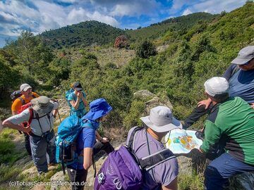 Using the geological map of Methana, Tom Pfeiffer explains the characteristics of the numerous lava domes. (Photo: Tobias Schorr)