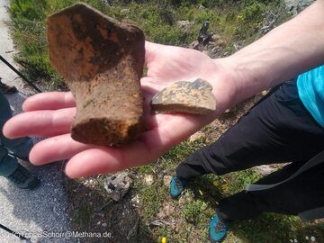 Eine Schweizerin entdeckte uralte Scherben in den Bergen von Methana. (Photo: Tobias Schorr)