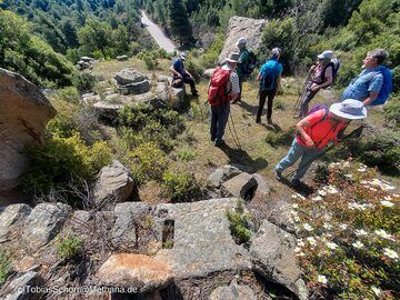 Die Gruppe macht eine kurze Pause an einer der ältesten Zisternen im Methanas-Gebirge. (Photo: Tobias Schorr)