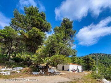 Von der Kapelle Agios Athanasios hat man einen wunderschönen Blick auf die Satvrolongos-Caldera und die südlichen Lavadome. (Photo: Tobias Schorr)