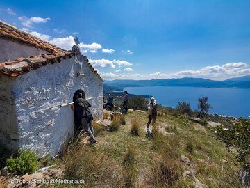 Die Kapelle Agios Joannis thront in spektakulärer Lage über Megalopotami. (Photo: Tobias Schorr)