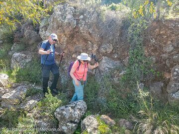 Descent to the settlement of Agios Nikolaos. (Photo: Tobias Schorr)