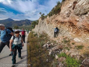Visit to the border zone where the volcanic rock meets the limestone. (Photo: Tobias Schorr)