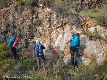 Die Grenze zwischen mesozoischem Kalkstein und der viel jüngeren Lava ist deutlich zu erkennen. (Photo: Tobias Schorr)