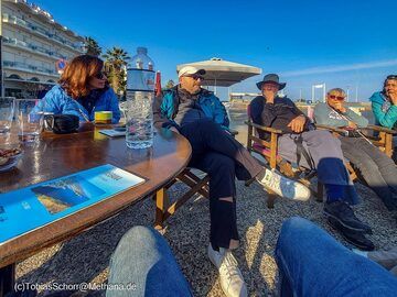 The Swiss tour group relaxes on the harbor promenade of Methana. (Photo: Tobias Schorr)