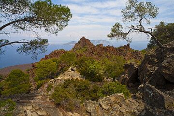 Laves en blocs provenant du dôme de lave historique (environ 256 avant JC) de Methana, en Grèce. Île d'Angistri dans le golfe Saronique en arrière-plan. (Photo: Tom Pfeiffer)