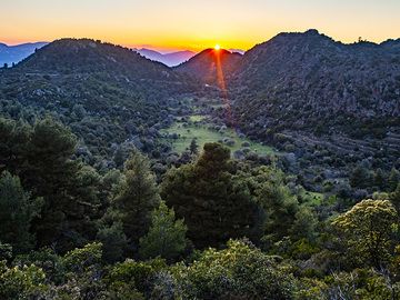 Coucher de soleil sur la haute plaine de Makrylongos au centre de la péninsule de Methana. (Photo: Tobias Schorr)