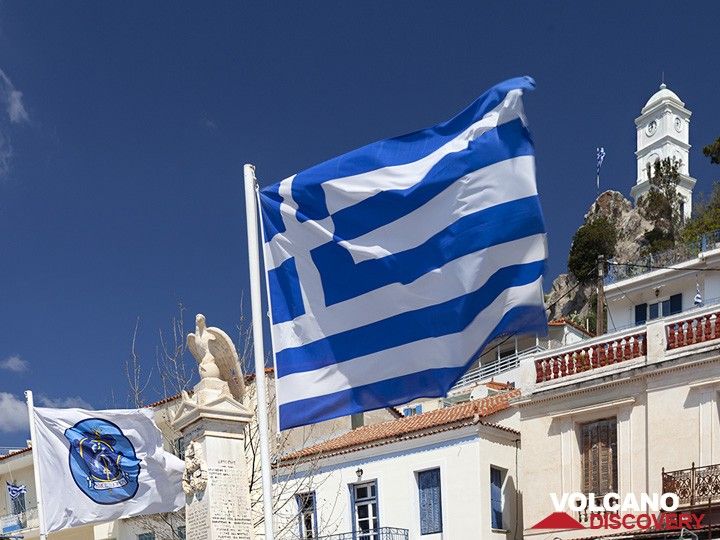 Die griechische Flagge auf der Insel Poros. (Photo: Tobias Schorr)