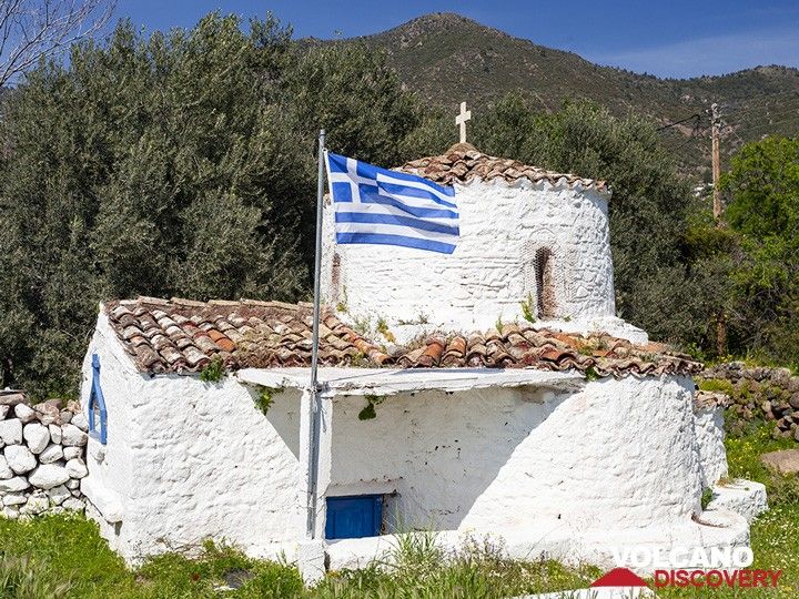 The chapel of Agios Nikolaos is situated probably on an older ancient sanctuary. Almyra beach /Vathy / Methana. (Photo: Tobias Schorr)