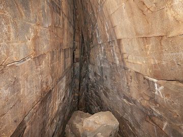 A thermal gap that was created when the huge mass of lava was cooling down. At the center of the lava dome of Kameni Chora on Methana. (Photo: Tobias Schorr)