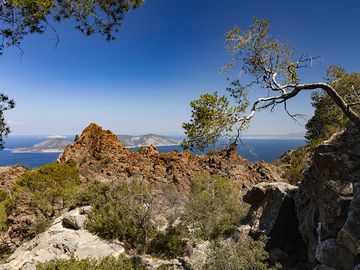 Vue sur les coulées de lave secondaires du volcan historique de Kameni Chora sur Methana. On raconte qu'il est entré en éruption vers 270 avant JC. (Photo: Tobias Schorr)