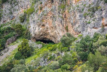 Zoom onto a cave in the cliff (Photo: Tom Pfeiffer)