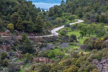 Road to Makrilongos (Photo: Tom Pfeiffer)