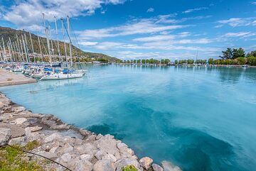 It gives the sea water a strange light-blue color. (Photo: Tom Pfeiffer)