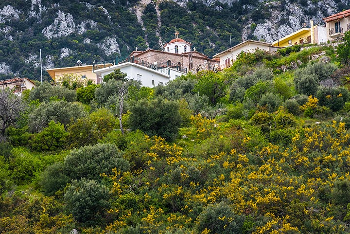 Ano Fanari village (Photo: Tom Pfeiffer)