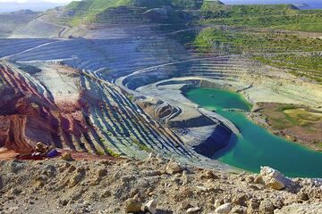 The large kaoline and bentonite quarry on Milos (Photo: Tom Pfeiffer)
