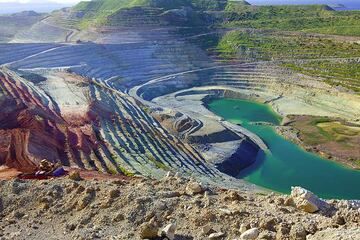 Das große Kaolin- und Bentonitbergwerk (Photo: Tom Pfeiffer)