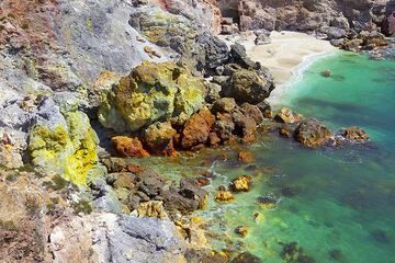 Coloridas formaciones rocosas cerca de la playa de Paleochori (isla de Milos, Grecia) compuestas de shists erosionados alterados por la actividad fumarólica. (Photo: Tom Pfeiffer)