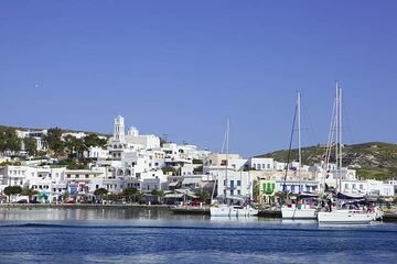 Adamas town, Milos Island, Greece (Photo: Tom Pfeiffer)
