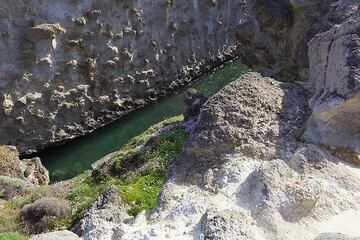 Eine tiefe Küstenschlucht durchschneidet eine beeindruckende Bimssteinablagerung in der Nähe von Filakopi, wo unsere Wanderung beginnt. (Photo: Tom Pfeiffer)