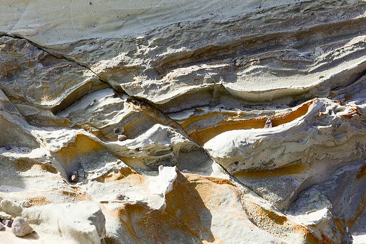 Dissected layers of submarine ash and lapilli near Sarakiniko (Photo: Tom Pfeiffer)