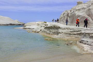 Impressions d'une randonnée le long des falaises spectaculaires de Pierre Ponce de Filakopi à Sarakiniko sur la côte nord des Milos. (Photo: Tom Pfeiffer)