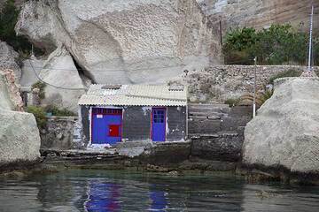 Little boat house with blue doors near Klima (Milos Island) (Photo: Tom Pfeiffer)