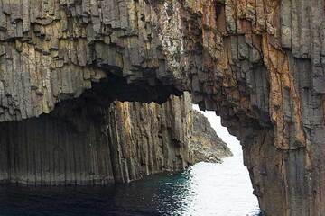 Arch formed by columnar jointed (andesitic) lava prisms at the Glaronisia islets off the north coast of Milos, Greece (Photo: Tom Pfeiffer)
