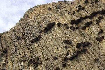 Columnar jointed andesite lava flow at the Glaronisia islets off Milos, Greece (Photo: Tom Pfeiffer)