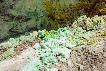 Kupferhaltige Salze und Sulfate im Hydrothermalfeld Paleochori in der Strandklippe. Insel Milos, April 2014 (Photo: Tom Pfeiffer)