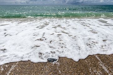 Wave arriving on the beach (Photo: Tom Pfeiffer)