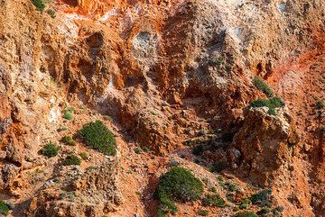 Altered rocks near Paleorema (Photo: Tom Pfeiffer)