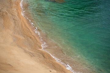 Honey-colored beach at Paleorema, eastern cost of Milos (Photo: Tom Pfeiffer)