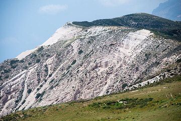 The outer flanks of the perlite tuff cone volcano Tsingrado (Photo: Tom Pfeiffer)