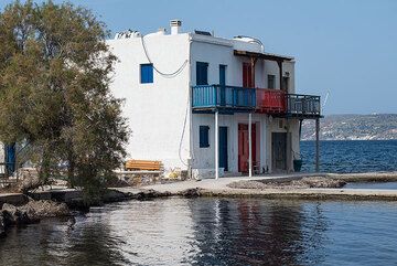 Emborio hamlet at the Bay of Milos (Photo: Tom Pfeiffer)