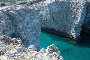 At Papafrankos, northern coast of Milos. Sea erosion has sculptured the spectacular pumice breccia into cliffs and caves. (Photo: Tom Pfeiffer)