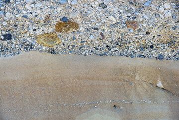 Coarse pumice breccia overlaying submarine volcanic sandstone (Photo: Tom Pfeiffer)