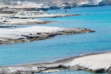 Narrow bays at Sarakiniko (Photo: Tom Pfeiffer)