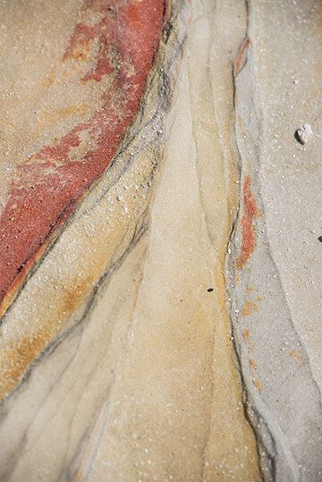Colored ash layers due to hydrothermal alteration (Photo: Tom Pfeiffer)