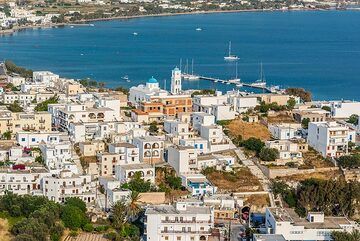 View from Plaka to Adamas town (Photo: Tom Pfeiffer)