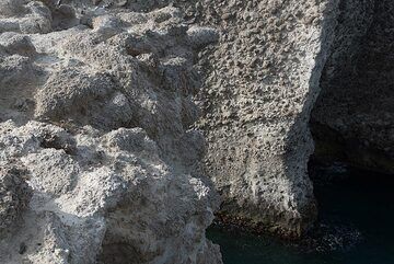 Pumice breccia forming the cliffs (Photo: Tom Pfeiffer)