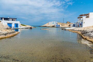 Small fishing harbour (Photo: Tom Pfeiffer)