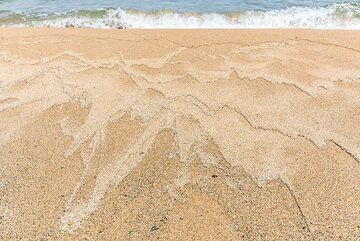 Golden sandy beach (Photo: Tom Pfeiffer)