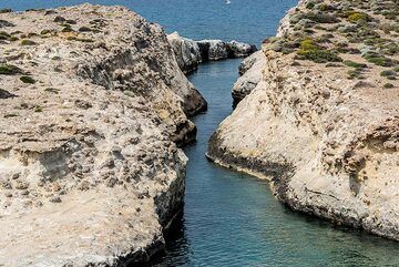 Narrow winding channel carved out by sea erosion (Photo: Tom Pfeiffer)