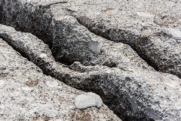 Small erosion channels forming along lines of weakness in the pumice breccia (Photo: Tom Pfeiffer)