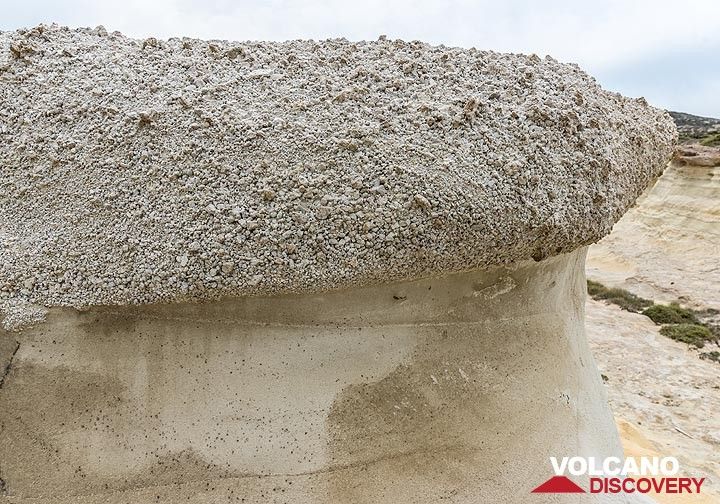 Pumice layer sitting on top of sandstone (Photo: Tom Pfeiffer)