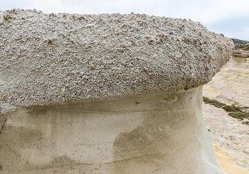 Pumice layer sitting on top of sandstone (Photo: Tom Pfeiffer)