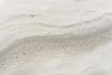 Wavy surfaces of the finely grained pumice sandstone at Sarakiniko (Photo: Tom Pfeiffer)