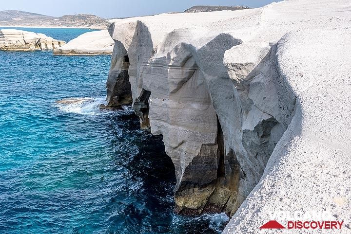 Sarakiniko's cliffs (Photo: Tom Pfeiffer)