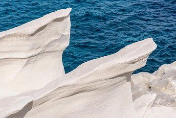 Sea and wind sculptured the shores. (Photo: Tom Pfeiffer)